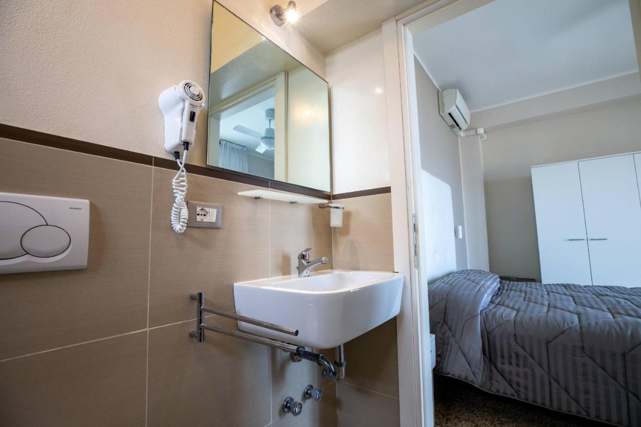 Hotel Deanna Bellaria-Igea Marina Bagian luar foto