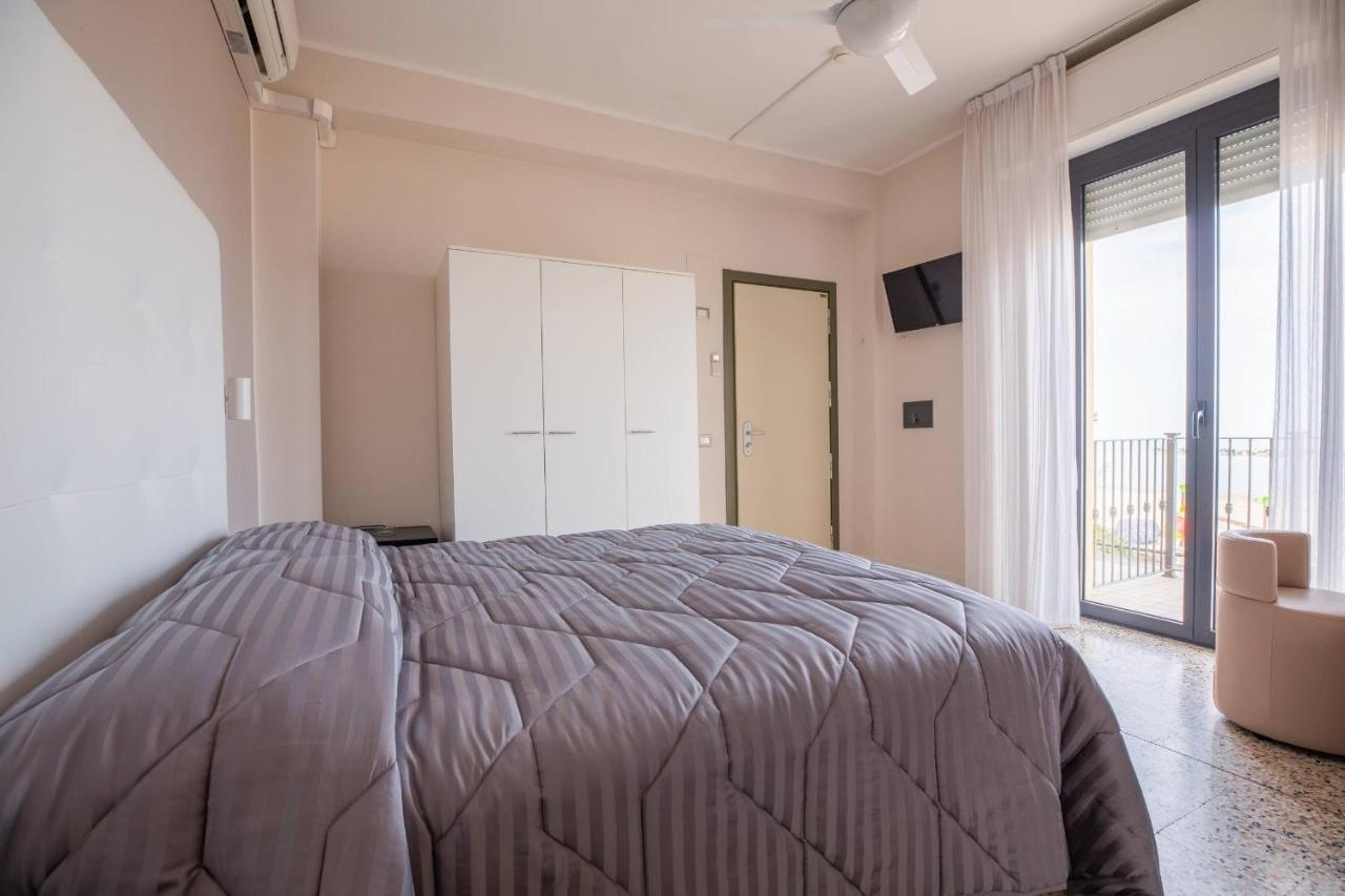 Hotel Deanna Bellaria-Igea Marina Bagian luar foto