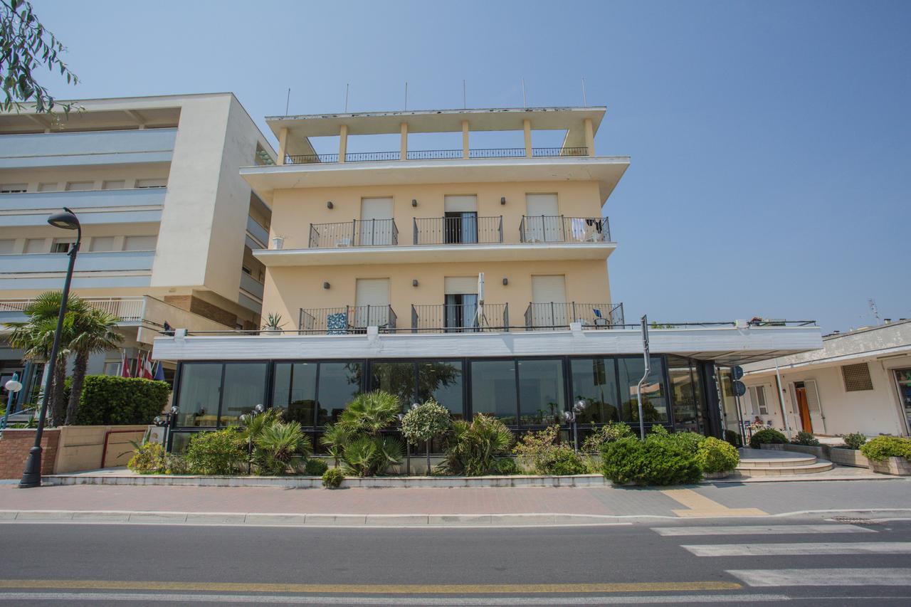 Hotel Deanna Bellaria-Igea Marina Bagian luar foto