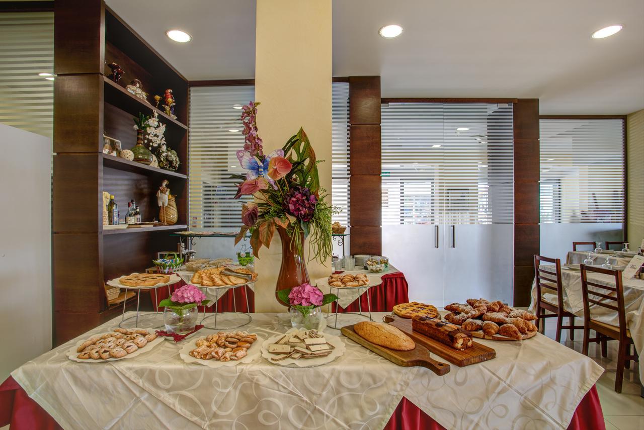 Hotel Deanna Bellaria-Igea Marina Bagian luar foto