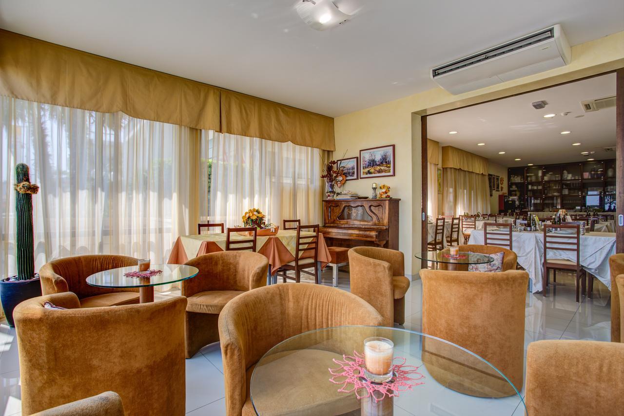 Hotel Deanna Bellaria-Igea Marina Bagian luar foto