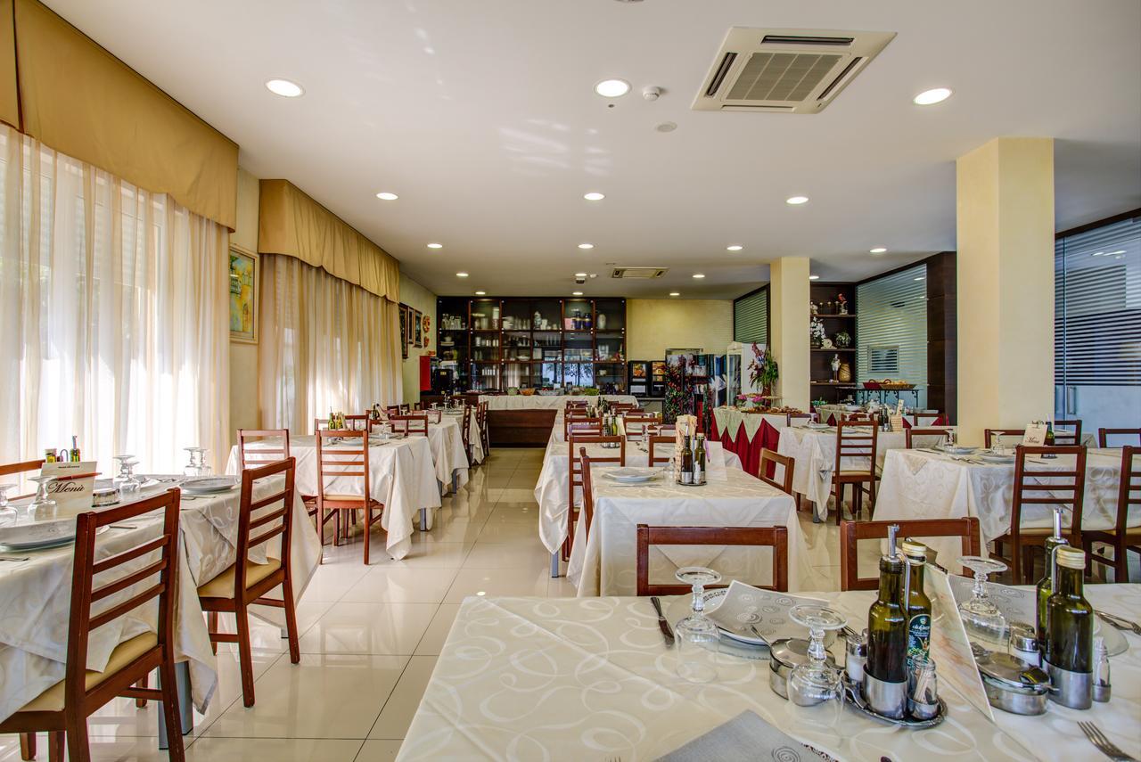 Hotel Deanna Bellaria-Igea Marina Bagian luar foto